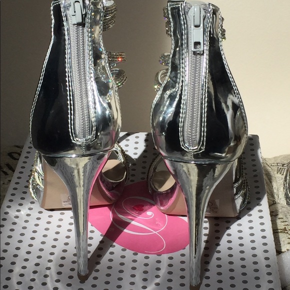 Heels - Picture 4 of 4